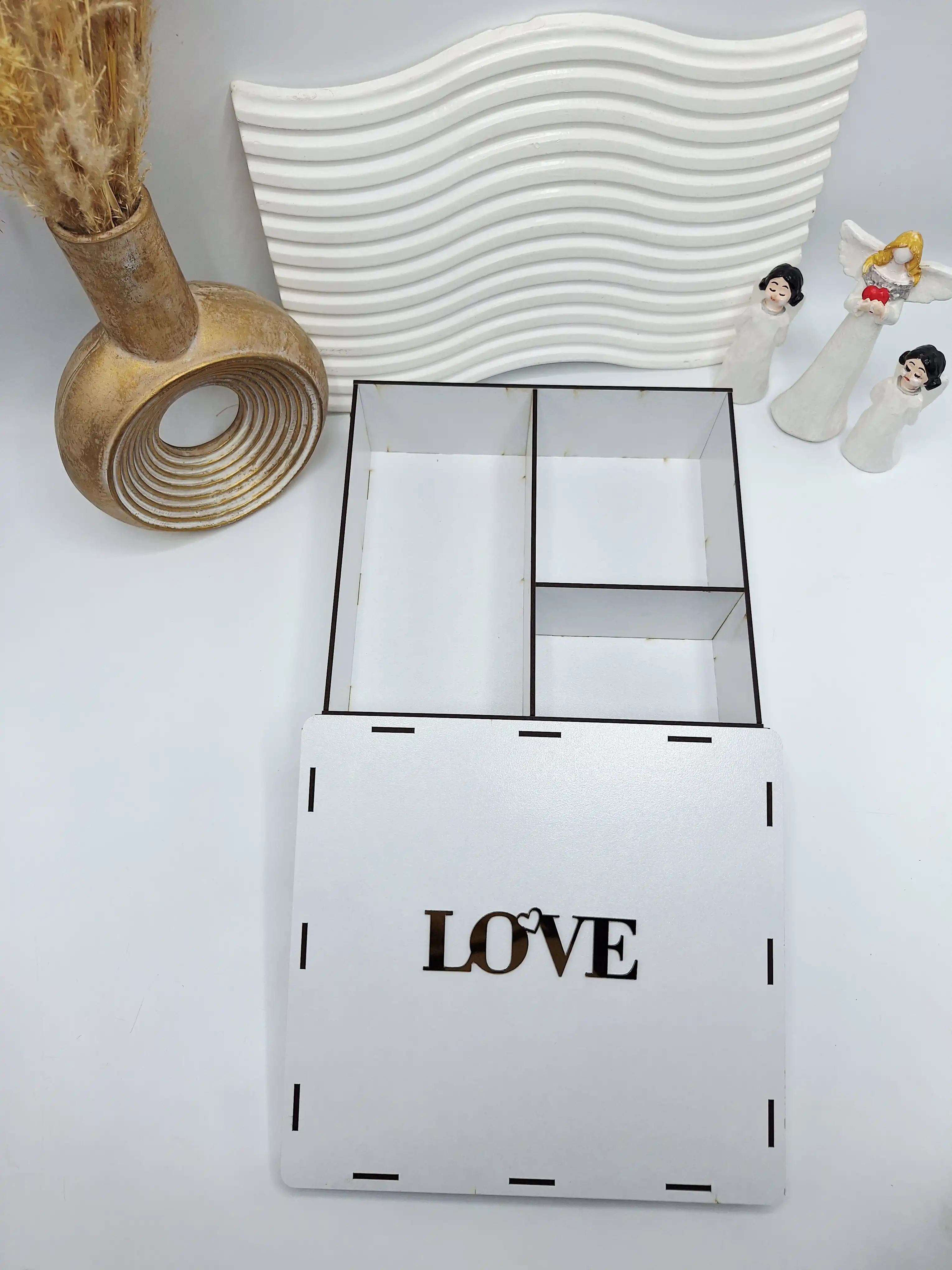 باکس چوبی با کیفیت مناسب کادو و چیدن پک آرایشی طرح لاو (رنگ سفید)