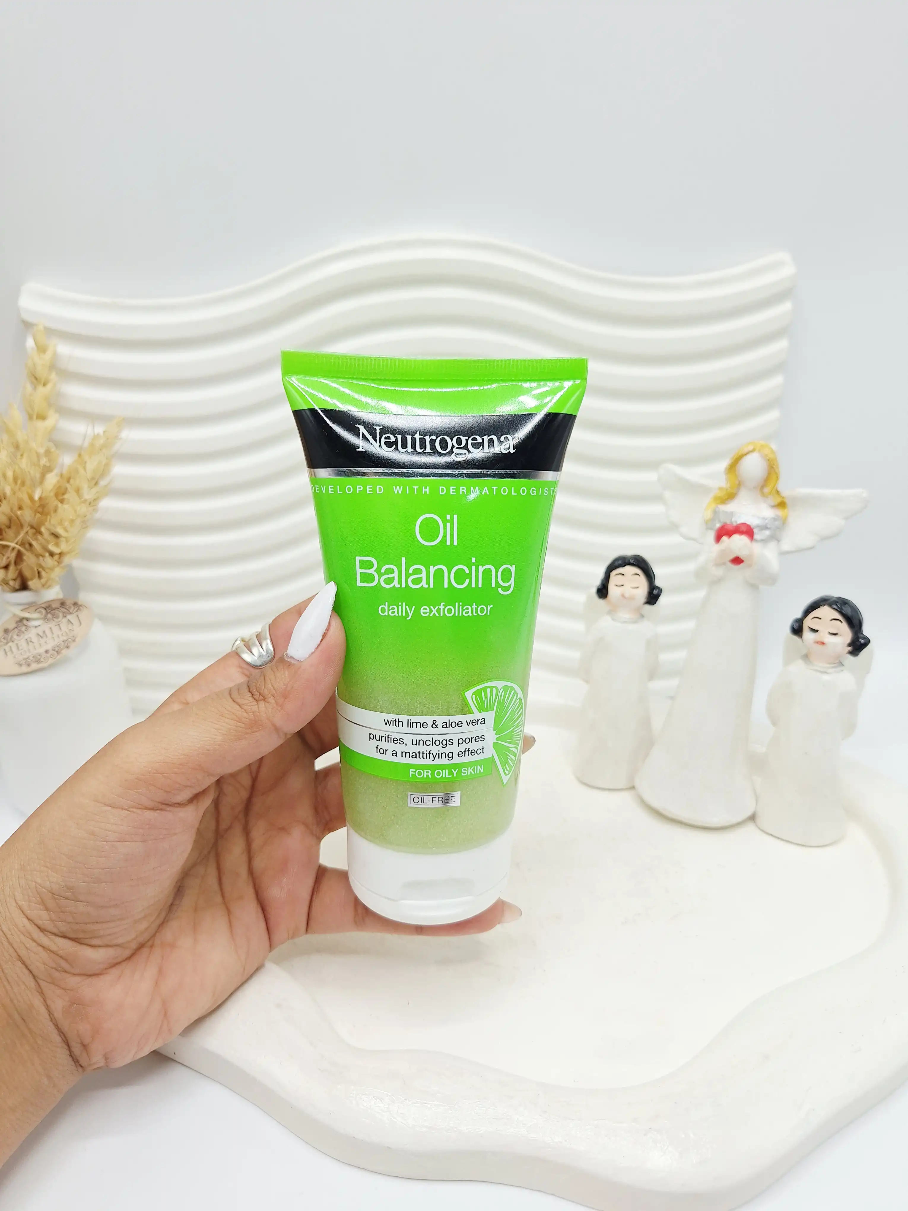اسکراب صورت لیمو سبز نیتروژینا Oil Balancing برای پوست های چرب اورجینال کد 8492
