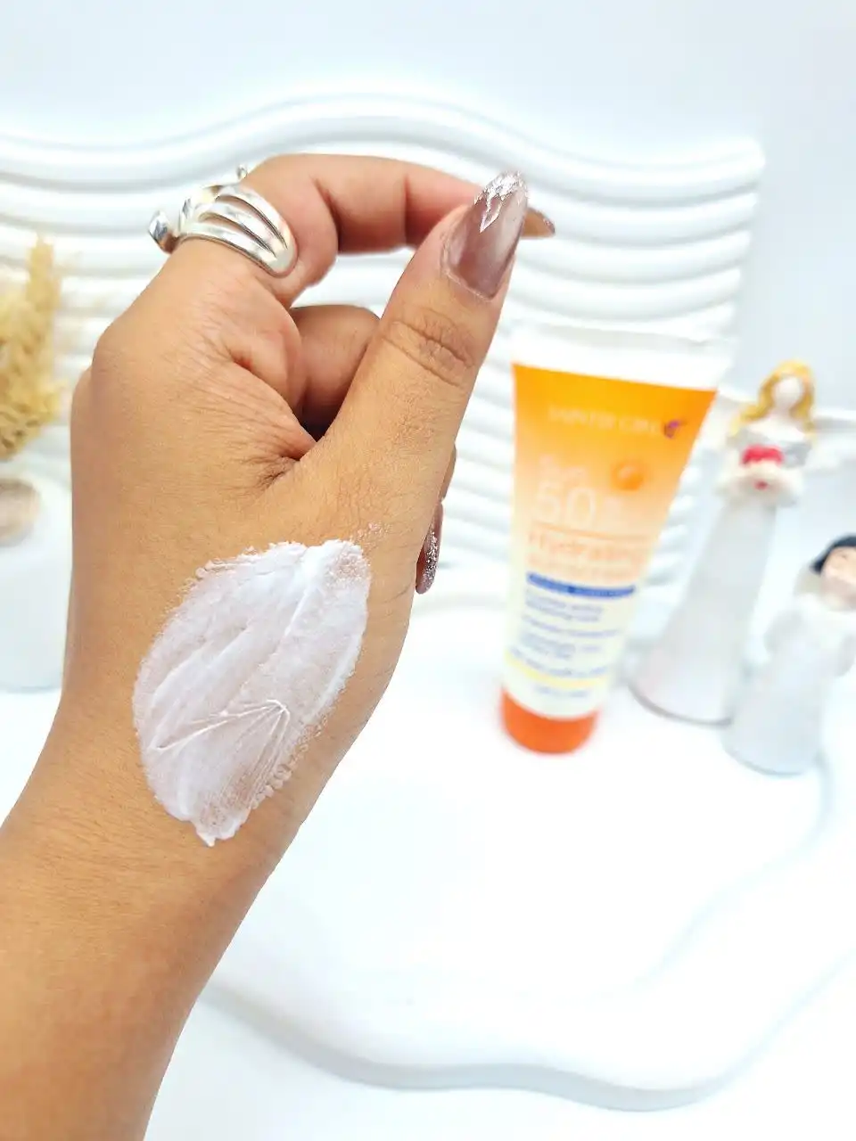 کرم آبرسان و ضد آفتاب SPF 50 برند SAINTLY GIRL کد 0745