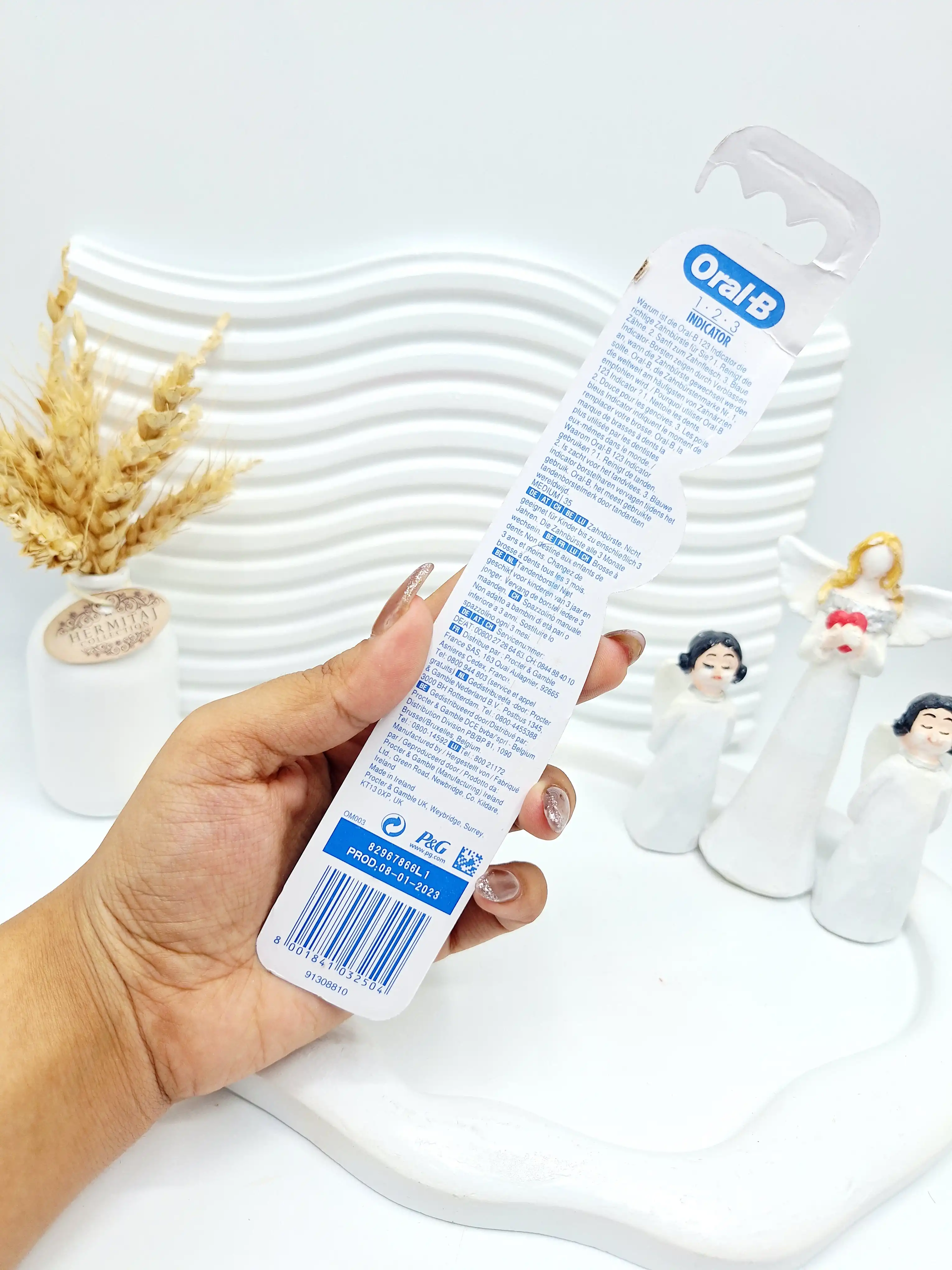 مسواک با کیفیت برس سفید براق برند Oral-B کد 2504