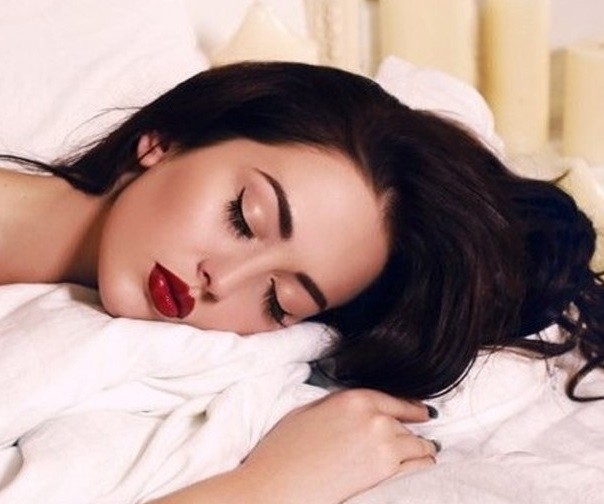 عوارض خوابیدن با آرایش 6 مورد