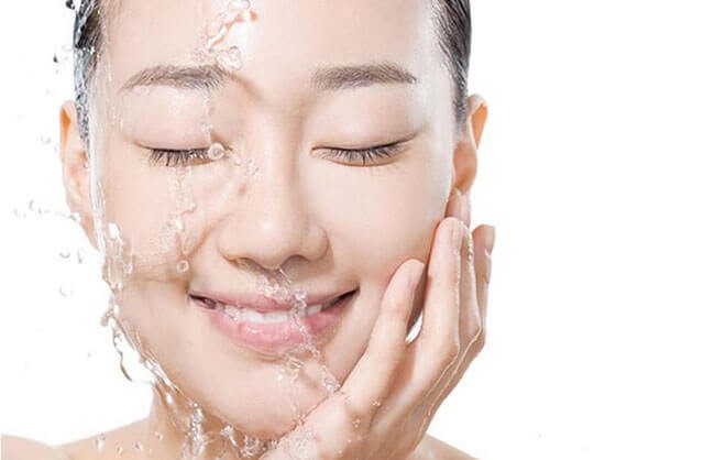 10 تا از بهترین روش های آبرسانی صورت برای انواع پوست های هیدراته 3